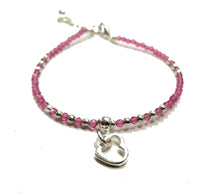 Carica l'immagine nel visualizzatore di Gallery, Bracciale in pietre naturali sfaccettate in radice di rubino con charms cuore placcato argento