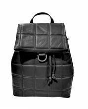 Carica l'immagine nel visualizzatore di Gallery, Zaino in pelle con lavorazione matelassè "Pelletteria Veneta" nero