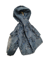 Carica l'immagine nel visualizzatore di Gallery, Sciarpa foulard in misto cotone con motivo florealie Ciampa Vestopazzo blu+