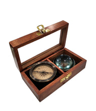 Carica l'immagine nel visualizzatore di Gallery, Cofanetto in legno con bussola e lente filatelica Authentic Models