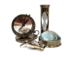 Carica l'immagine nel visualizzatore di Gallery, Cofanetto in legno con clessidra, bussola, fischietto e lente filatelica Authentic Models