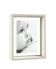 Carica l'immagine nel visualizzatore di Gallery, Cornice portafoto a giorno rettangolare in legno 10x15 (disponibile in tre varianti)