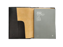 Carica l'immagine nel visualizzatore di Gallery, Guaina in pelle saffiano con agenda settimanale 15x21 "Pineider"