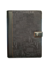 Carica l'immagine nel visualizzatore di Gallery, Guaina in tessuto e pelle per agenda settimanale 21x26 "Delta Markiaro"