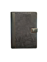 Carica l'immagine nel visualizzatore di Gallery, Guaina in tessuto e pelle per agenda settimanale 24x17 "Delta Markiaro"