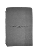 Carica l'immagine nel visualizzatore di Gallery, Quaderno a pagine bianche in similpelle flessibile grigia "English Topman & Co" (disponibile in due dimensioni)
