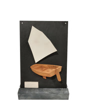 Carica l'immagine nel visualizzatore di Gallery, Opera in terracotta e ardesia di Furio Giovannacci: "Optimist Dinghy Monotipo"