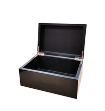Carica l'immagine nel visualizzatore di Gallery, Scatola portagioie in legno nero laccato con inserto in metallo specchiato