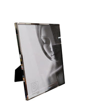 Carica l'immagine nel visualizzatore di Gallery, Portafoto in metallo lucido specchiato "Mirror Silver Frame" 15x20