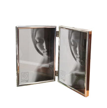 Carica l'immagine nel visualizzatore di Gallery, Portafoto doppio in metallo lucido specchiato "Double mirror silver frame" 13x18cm