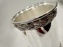 Carica l'immagine nel visualizzatore di Gallery, Bicchiere in Sheffiel con decoro "Treccia" Royal Family