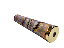 Carica l'immagine nel visualizzatore di Gallery, Caleidoscopio classico in ottone rivestito con carta marmorizzata pavone