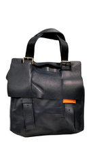 Carica l'immagine nel visualizzatore di Gallery, Borsa verticale richiudibile in pelle bottalata "Follow Me" Delta Markiaro