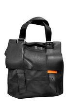 Carica l'immagine nel visualizzatore di Gallery, Borsa verticale richiudibile in pelle bottalata "Follow Me" Delta Markiaro nero