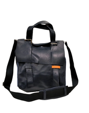 Carica l'immagine nel visualizzatore di Gallery, Borsa verticale richiudibile in pelle bottalata "Follow Me" Delta Markiaro