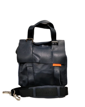 Carica l'immagine nel visualizzatore di Gallery, Borsa verticale richiudibile in pelle bottalata "Follow Me" Delta Markiaro