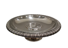 Carica l'immagine nel visualizzatore di Gallery, Alzatina cesellata in Sfeffield con decorazione "Temperantia" Fani Antiques