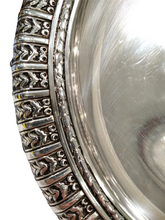 Carica l'immagine nel visualizzatore di Gallery, Alzatina cesellata in Sfeffield con decorazione "Temperantia" Fani Antiques