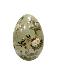 Carica l'immagine nel visualizzatore di Gallery, Uovo in ceramica con decoro "Secret Garden" Royal Family Sheffield