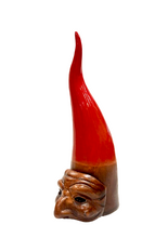 Carica l'immagine nel visualizzatore di Gallery, Corno artigianale in terracotta smaltata con maschera Pulcinella da 24 cm