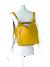 Carica l'immagine nel visualizzatore di Gallery, Borsa a spalla convertibile in zaino "Avila" Pelletteria Veneta (disponibile in due varianti)