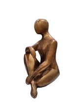 Carica l'immagine nel visualizzatore di Gallery, Scultura in resina dorata opaca "Figura seduta""