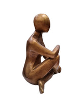 Carica l'immagine nel visualizzatore di Gallery, Scultura in resina dorata opaca "Figura seduta""