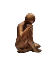 Carica l'immagine nel visualizzatore di Gallery, Scultura in resina dorata opaca "Figura seduta accovacciata"