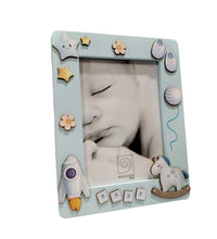 Carica l'immagine nel visualizzatore di Gallery, Portafoto verticale 13x18 in legno con sagomine coloratePortafoto verticale 13x18 in legno con sagomine colorate