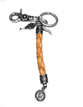 Carica l'immagine nel visualizzatore di Gallery, Portachiavi in alluminio e pelle con charms "Lucky" A.G. Spalding & Bro cuoio