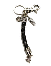 Carica l'immagine nel visualizzatore di Gallery, Portachiavi in alluminio e pelle con charms "Lucky" A.G. Spalding & Bro nero