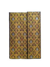 Carica l'immagine nel visualizzatore di Gallery, Agenda giornaliera rigida 2023 Midi "Zadig o Il Destino - Paul Verlaine" Paperblanks