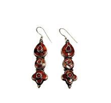 Carica l'immagine nel visualizzatore di Gallery, Orecchini pendenti in argento e tarsia di corallo