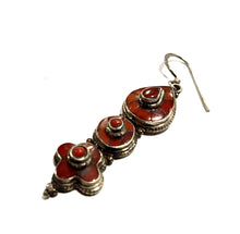 Carica l'immagine nel visualizzatore di Gallery, Orecchini pendenti in argento e tarsia di corallo