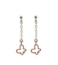 Carica l'immagine nel visualizzatore di Gallery, Orecchini pendenti in argento con charms farfalline oro rosa
