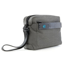 Carica l'immagine nel visualizzatore di Gallery, Beauty da viaggio in tessuto tecnico e pelle Piquadro