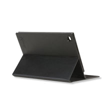 Carica l'immagine nel visualizzatore di Gallery, Custodia per iPad Air 2 "Exchange by Hartley & Marks" Paperblanks CARBONE