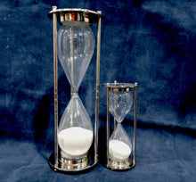 Carica l'immagine nel visualizzatore di Gallery, Clessidra con gabbia in metallo