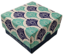 Carica l'immagine nel visualizzatore di Gallery, Sapone artigianale con scatolina regalo decorata "Rossi 1931"