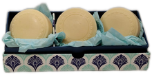 Carica l'immagine nel visualizzatore di Gallery, Set da tre Saponi artigianali con scatola regalo decorata "Rossi 1931"