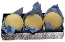 Carica l'immagine nel visualizzatore di Gallery, Set da tre Saponi artigianali con scatola regalo decorata "Rossi 1931"