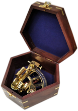 Carica l'immagine nel visualizzatore di Gallery, Sestante in ottone con cofanetto in legnoSestante in ottone con cofanetto in legno piccolo