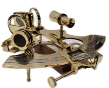 Carica l'immagine nel visualizzatore di Gallery, Sestante in ottone con cofanetto in legno grande
