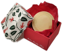 Carica l'immagine nel visualizzatore di Gallery, Sapone artigianale con scatolina regalo decorata "Rossi 1931"