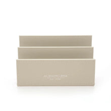 Carica l&#39;immagine nel visualizzatore di Gallery, Porta corrispondenza in pelle rigenerata &quot;Off White desk&quot; A.G. Spalding &amp; Bros
