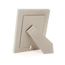 Carica l&#39;immagine nel visualizzatore di Gallery, Portafoto verticale 10x15  in pelle rigenerata &quot;Off White Desk&quot; A.G. Spalding &amp; Bros
