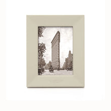 Carica l&#39;immagine nel visualizzatore di Gallery, Portafoto verticale 10x15  in pelle rigenerata &quot;Off White Desk&quot; A.G. Spalding &amp; Bros
