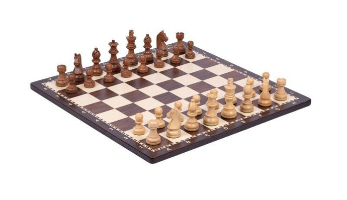 Scacchiera con numeri e lettere con scacchi in legno 