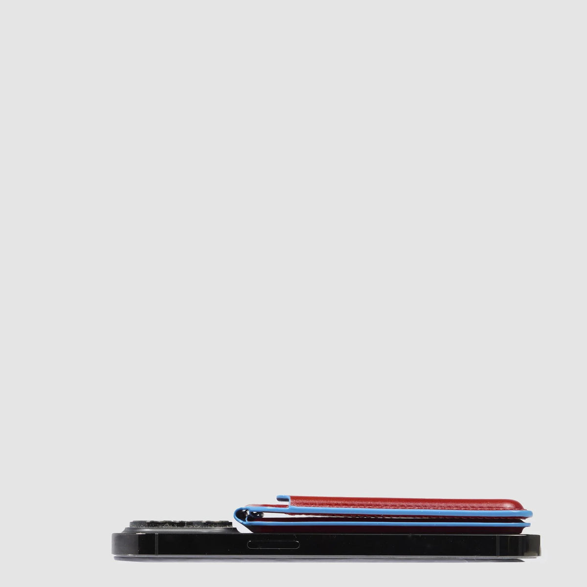 Portafogli MagSafe con tracker ricaricabile Piquadro (disponibile in cinque colori)