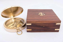 Carica l'immagine nel visualizzatore di Gallery, Bussola in ottone con custodia in legno "Batela"
